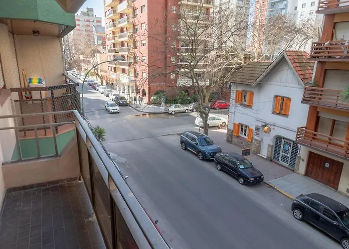 Check And Home - La Rioja - 6 Huespedes Amplio Con Balcon Al Frente