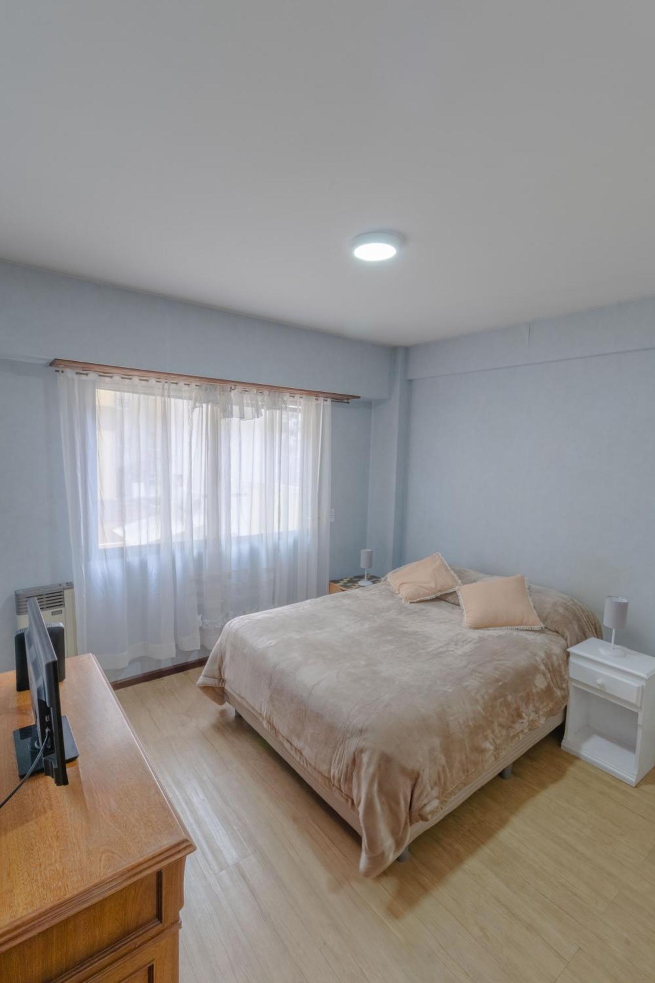 Apartamento Check And - La Rioja - 6 Huespedes Amplio Con Balcon Al Frente