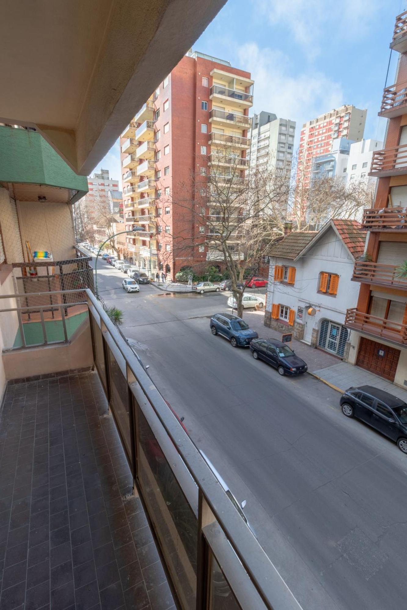 Apartamento Check And - La Rioja - 6 Huespedes Amplio Con Balcon Al Frente